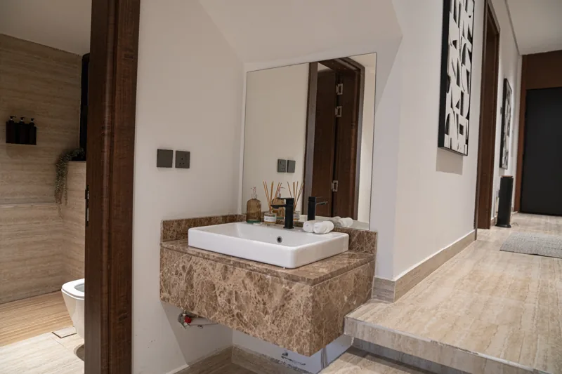 Mobile da bagno in pietra e corridoio nell'Appartamento 106