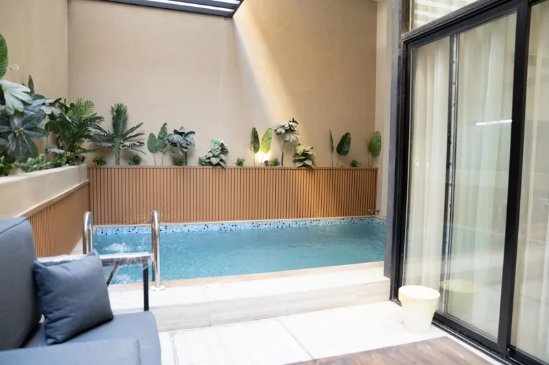 Posti a sedere in piscina e nel cortile nell'Appartamento 106