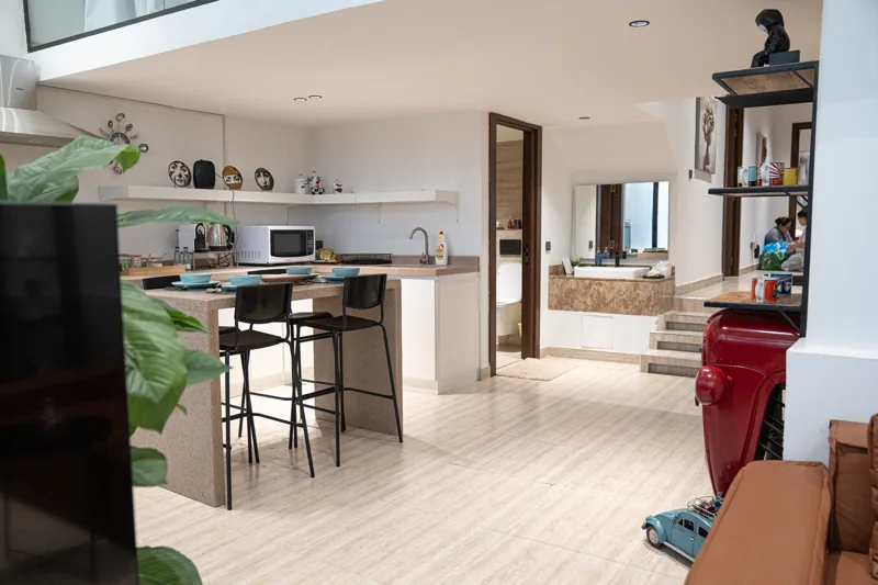 Cucina a vista e bancone per la colazione nell'Appartamento 109