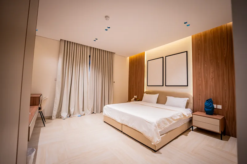 Camera da letto con parete decorativa in legno nell'Appartamento 3B